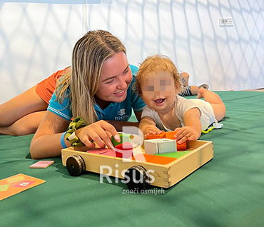 teta-čuvalica-s-bebom-family-hotel-lišanj-risus-animacija-2023